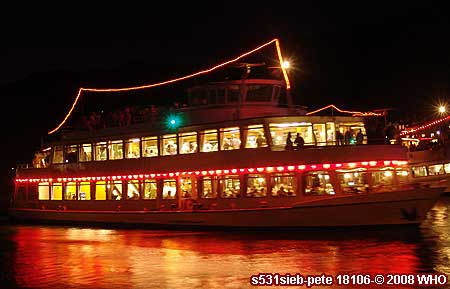 Rheinschifffahrt zum Feuerwerk Rhein in Flammen St. Goar und St. Goarshausen