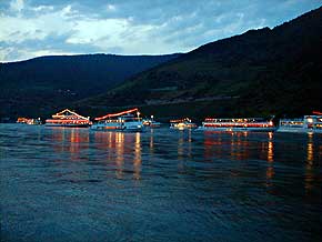 Schiffsflotte zu Rhein Feuerwerk, � 1999, Foto 6, WHO