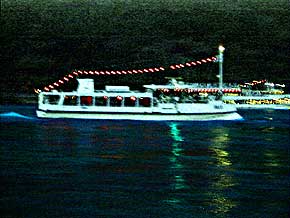 MS Felix beim Schiffskorso zu Rhein Feuerwerk, � 1999, Foto 9, WHO