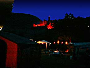 Burg Reichenstein bei Trechtingshausen beim Feuerwerk zu Rhein Feuerwerk, � 1999, Foto 13, WHO