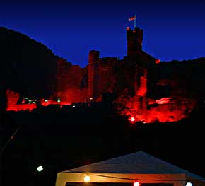 Burg Reichenstein bei Trechtingshausen beim Feuerwerk zu Rhein Feuerwerk, � 1999, Foto 18, WHO