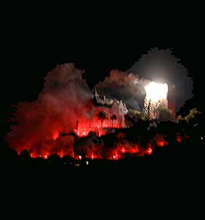 Burg Klopp in Bingen beim Feuerwerk zu Rhein Feuerwerk, � 1999, Foto 42, WHO